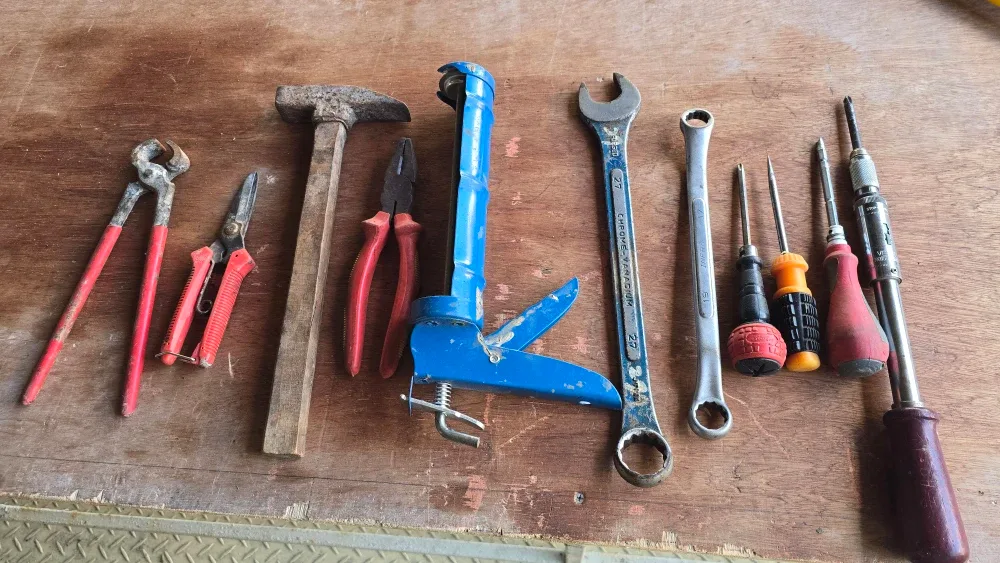 중고 공구 모음 (망치, 뺀찌, 드라이버, 렌치,실리콘 건)
