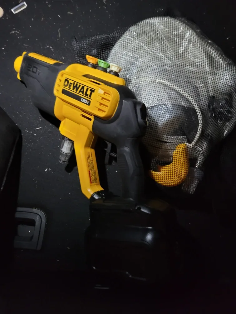 디월트 20V MAX 무선 고압 세척기