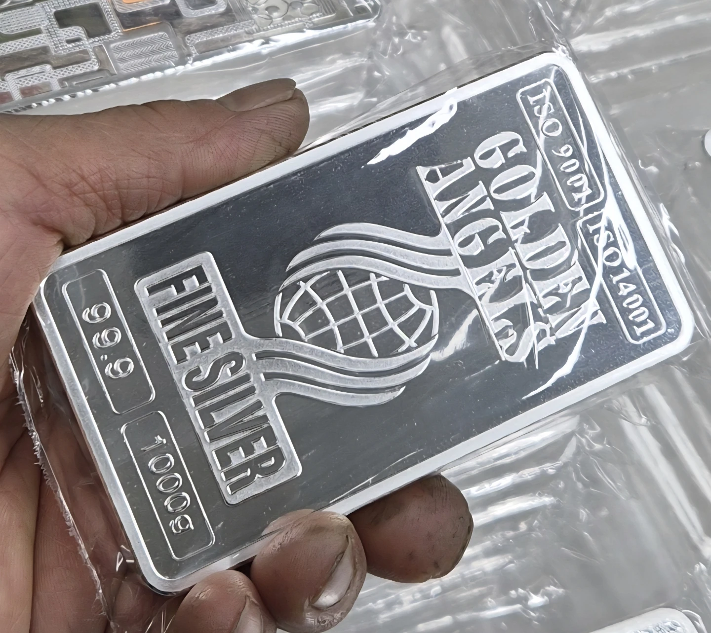 실버바 99.9% 1kg와999.9%.차이점은 순도차이와 가격차이입니다 4나인999.9%가더비싸요