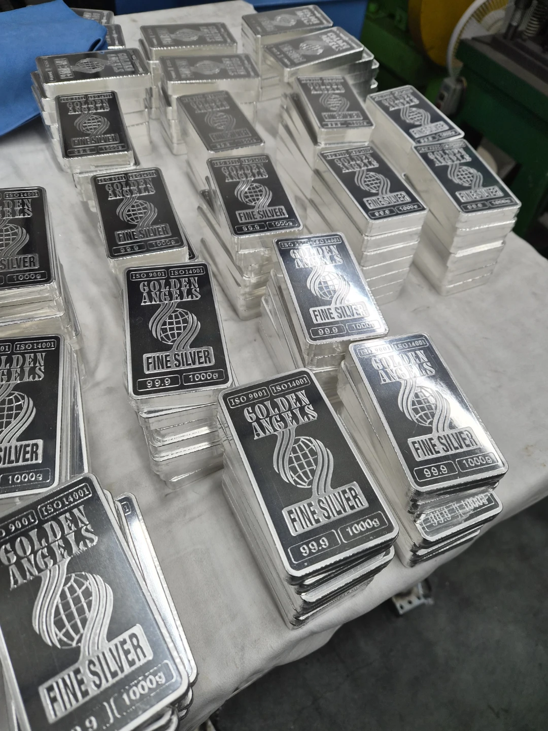 실버바 99.9% 1kg와999.9%.차이점은 순도차이와 가격차이입니다 4나인999.9%가더비싸요