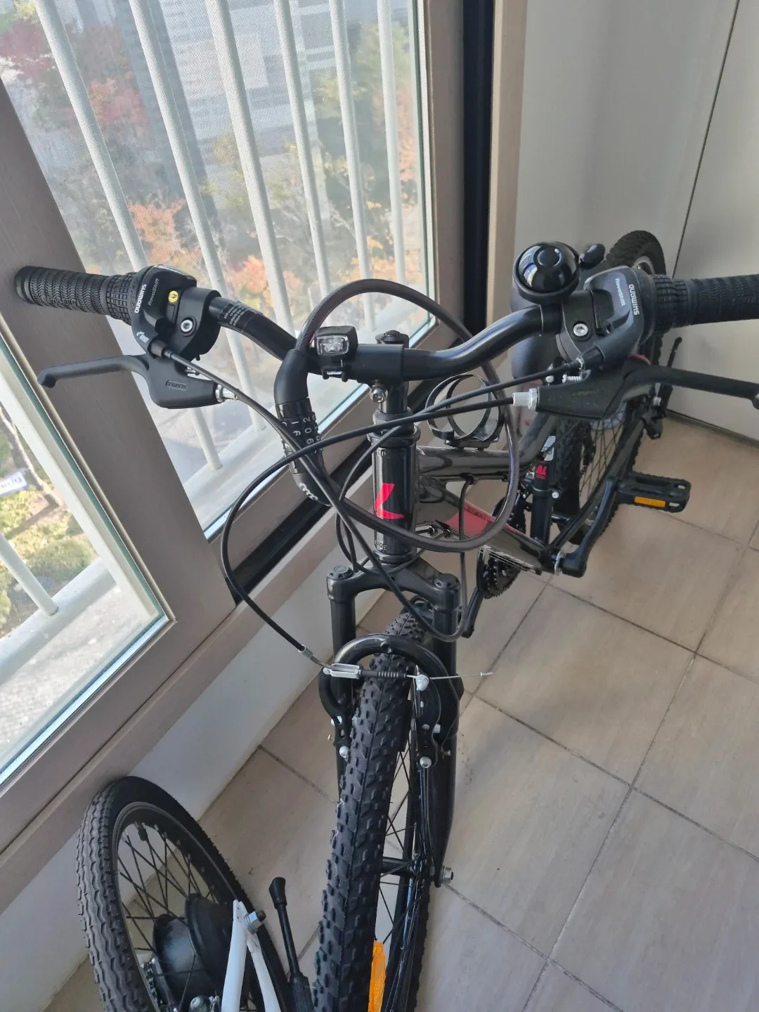초등학생 검정색 MTB 자전거 - Shimano 변속기