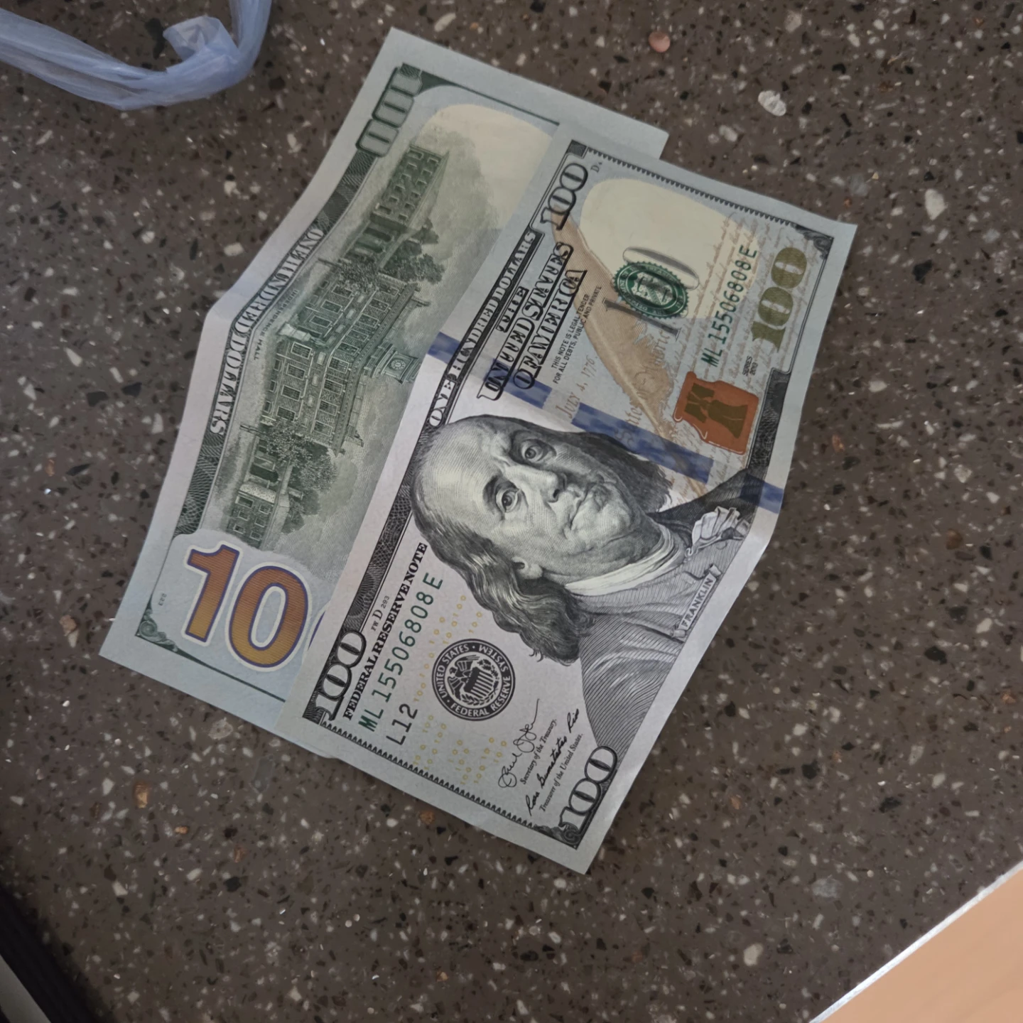 100달러 지폐 2장