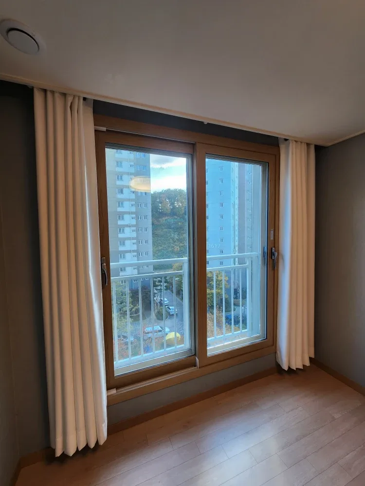 펀칭 화이트 커튼 (중고)