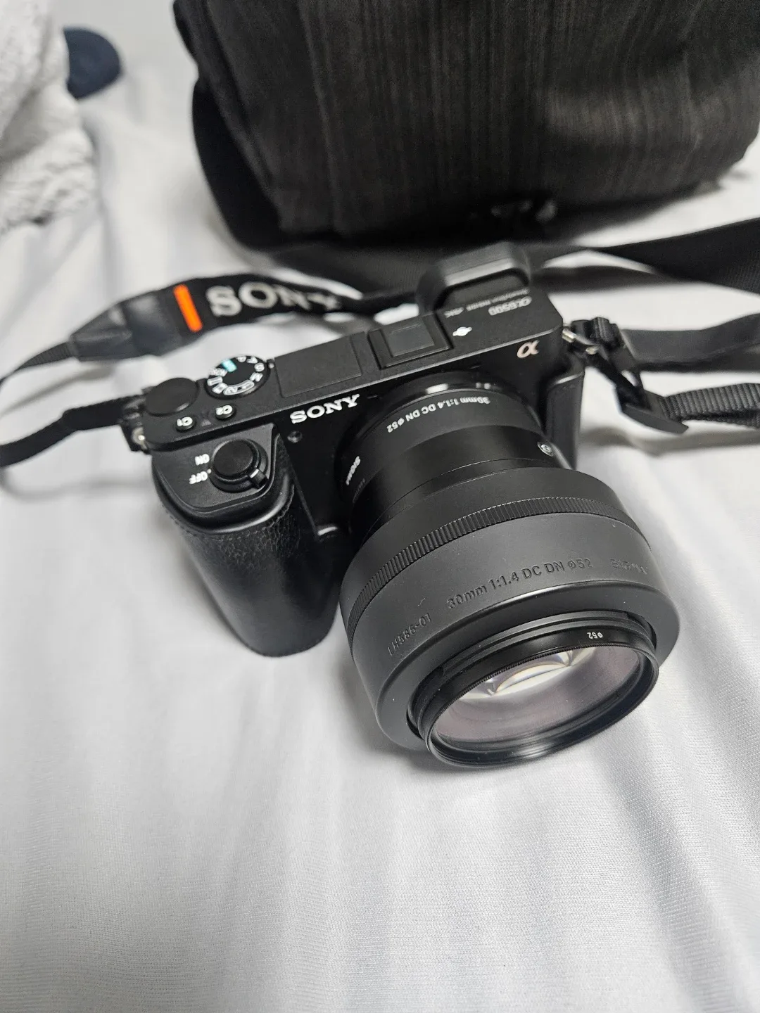 소니 a6500 미러리스 카메라 + 시그마 30mm F1.4 DC DN + 탐론 18-200mm 렌즈