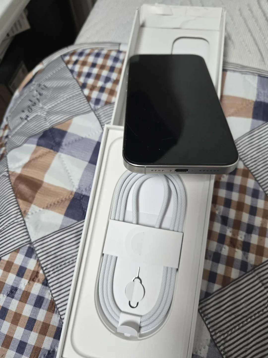 아이폰 16 Pro Max 화이트 티타늄 256GB 거의새폰