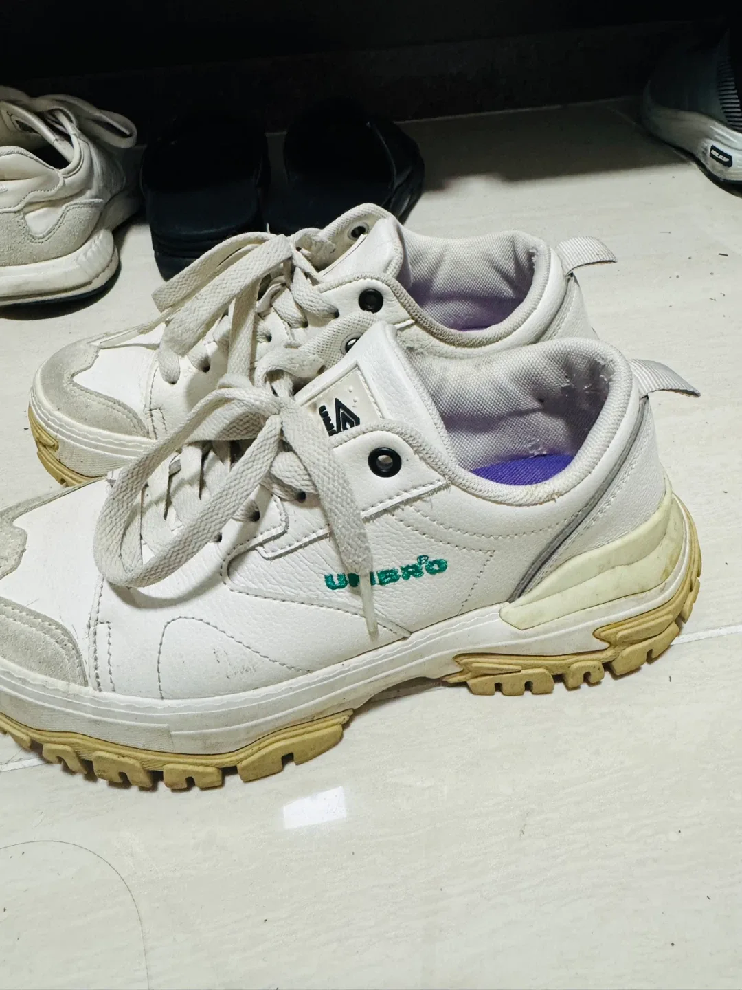 엄브로 여성흰색 운동화