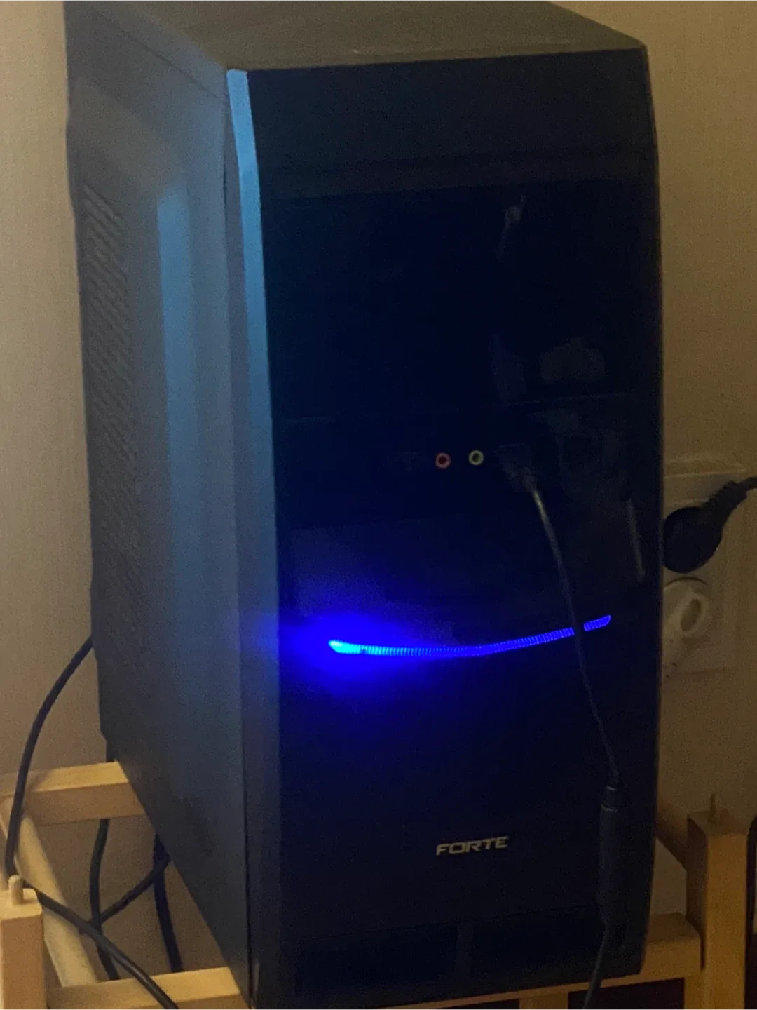 데스크톱 컴퓨터 본치 팝니다( Rx580 라이젠 2400g )