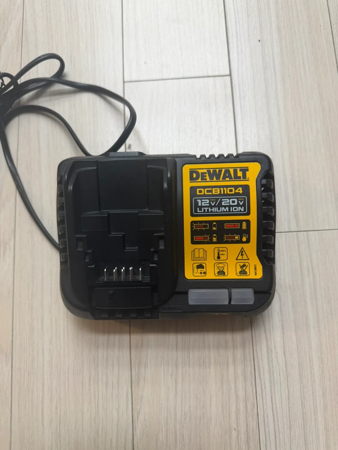 DeWALT 디월트 DCB1104 충전기