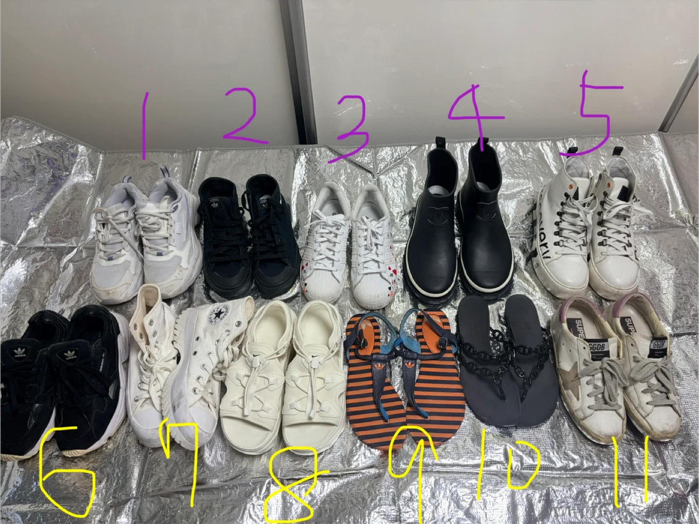 신발 여러 켤레 (샤넬 장화 포함)