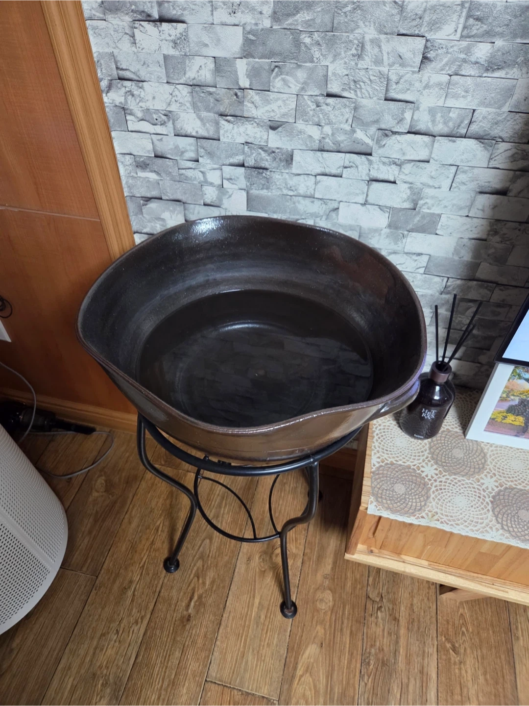 옹기 수반 + 철제 받침대 세트 | 가구/인테리어 | 당근 중고거래