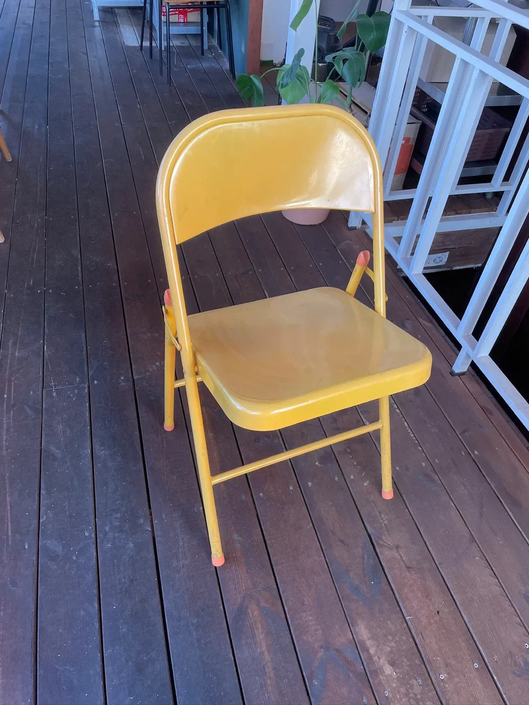 노란색 접이식 의자