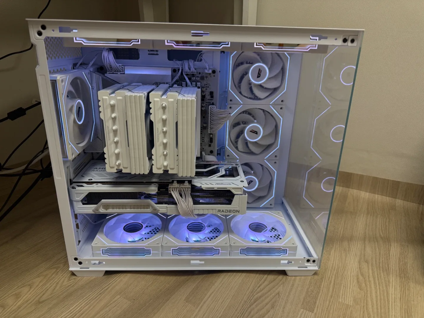 화이트 새컴퓨터 (7800X3D,RX9070XT,B650,32GB,1TB)리안리컨셉