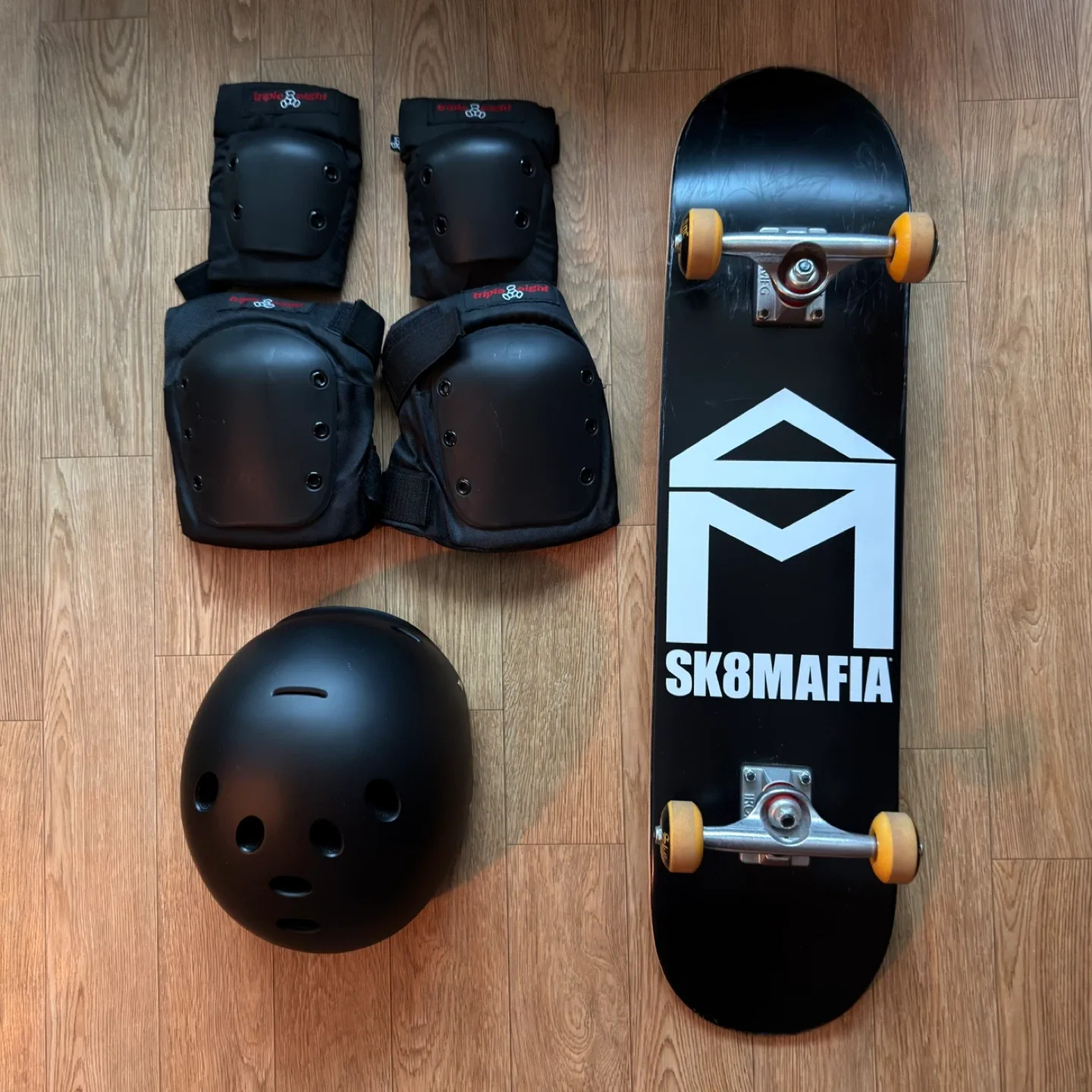 SK8MAFIA 스케이트보드 + Triple Eight 헬멧 & 보호대