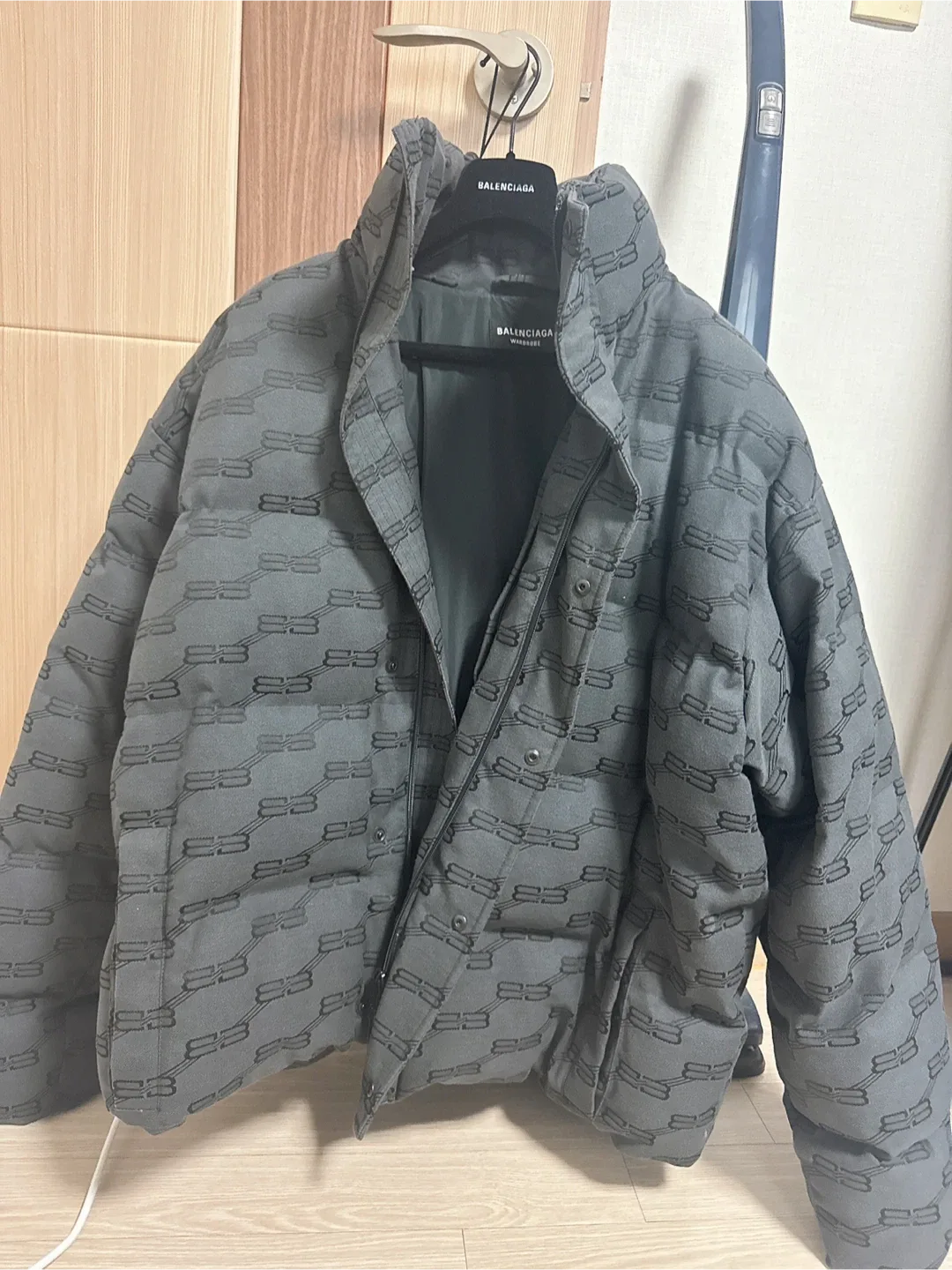 발렌시아가 BB 모노그램 패딩 44사이즈