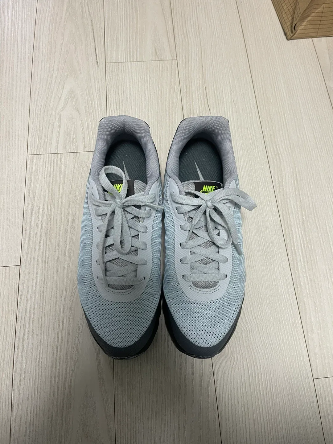 나이키 에어맥스 INVIGOR 회색 운동화 260mm