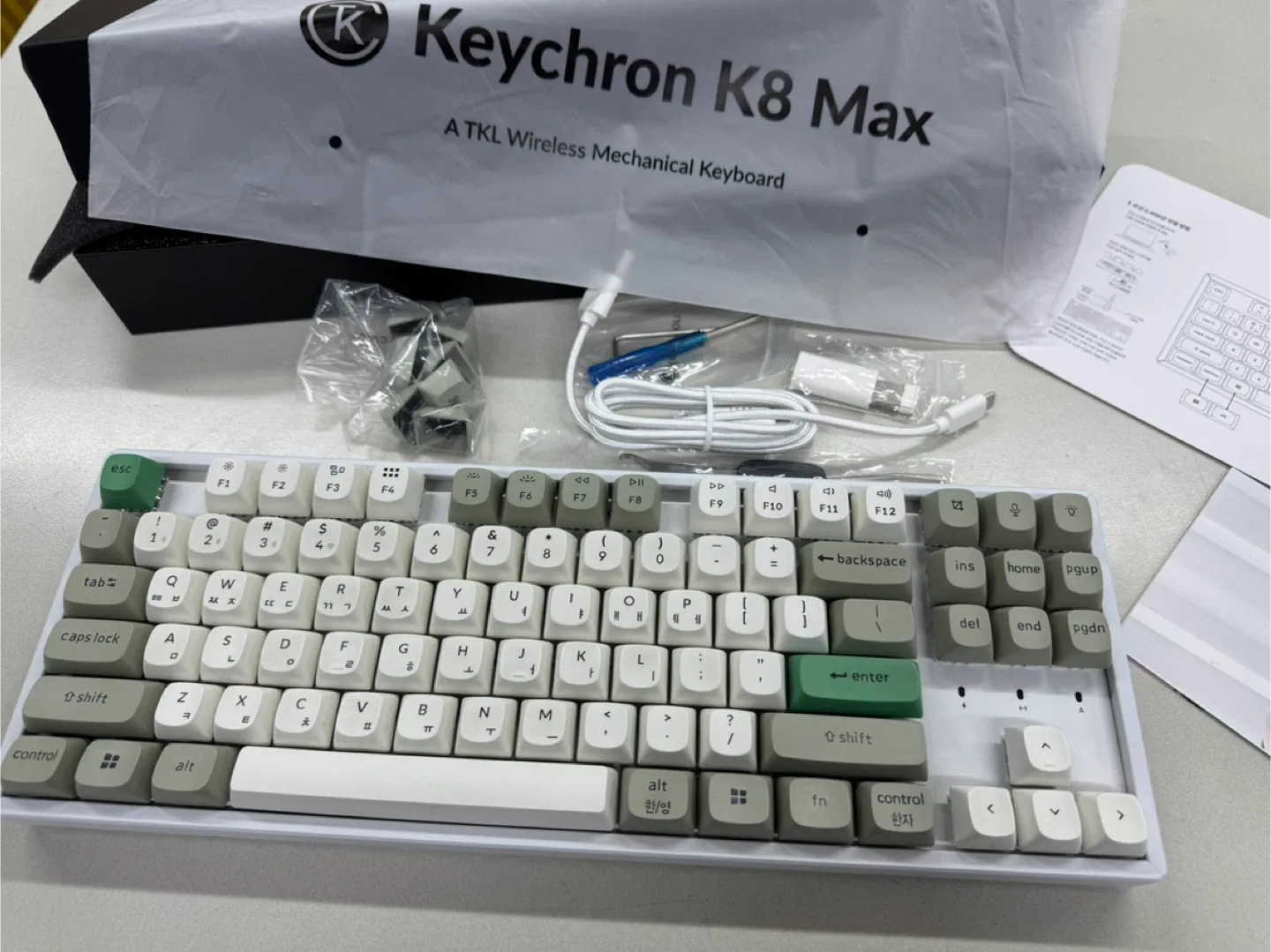 키크론 K8 PRO MAX 쉘화이트 RGB 핫스왑 바나나축 텐키리스 무선 기계식 키보드