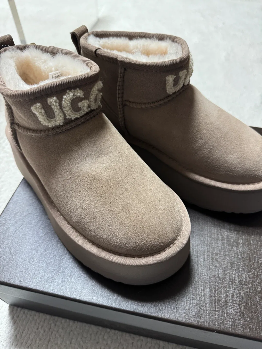 UGG 클래식 플랫폼 니트 로고 울트라 미니 부츠 EU35 220-225