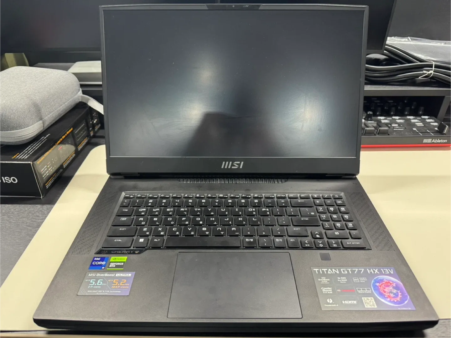 MSI Titan GT77 HX 13VI 게이밍 노트북