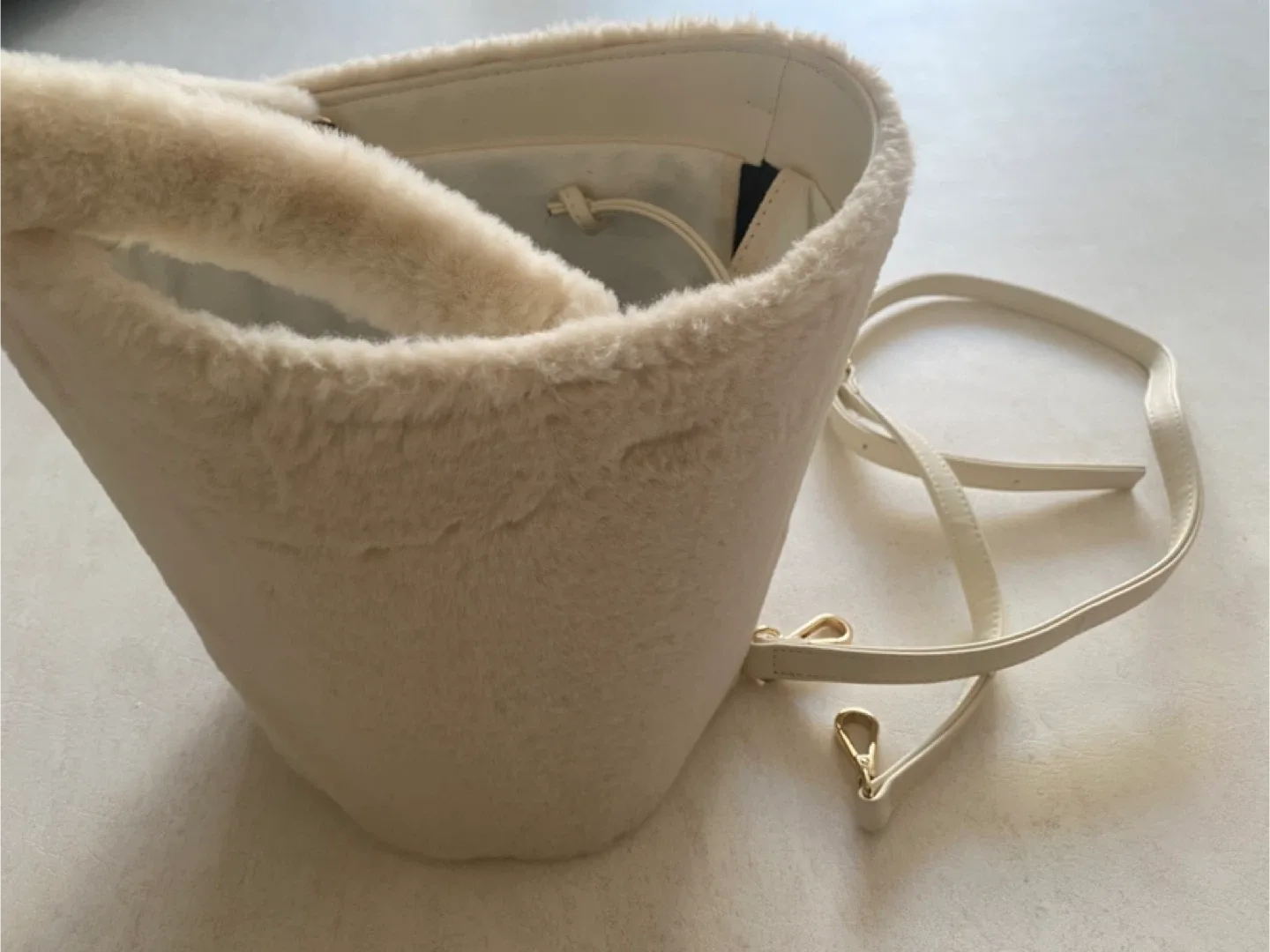 아이보리 퍼 버킷백