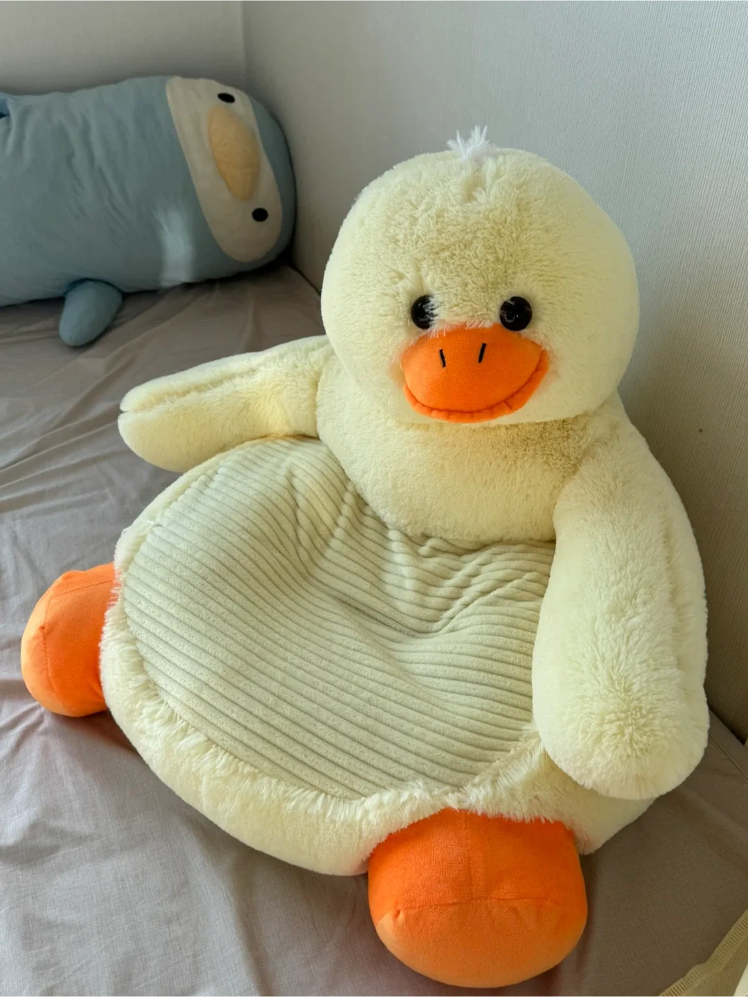 노란색 오리 쿠션 인형