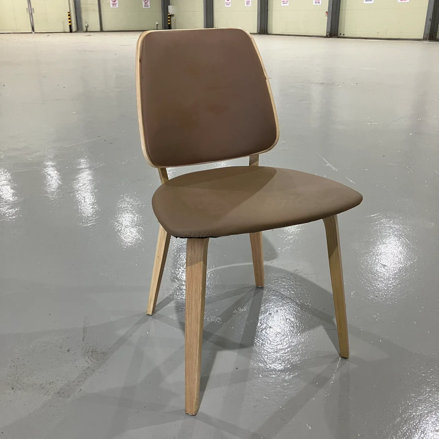 묵현. 예쁜 카페의자