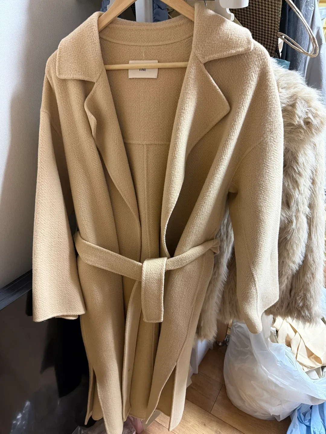 VINE 베이지 벨트 롱 코트