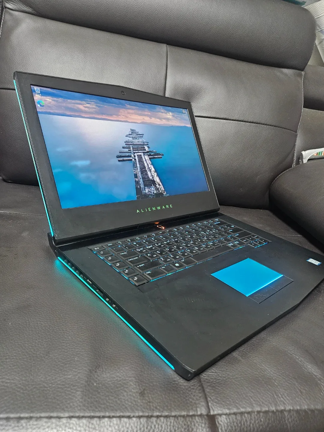 델 에일리언웨어 15 r4 (i7, 1070, 4k G-sync)