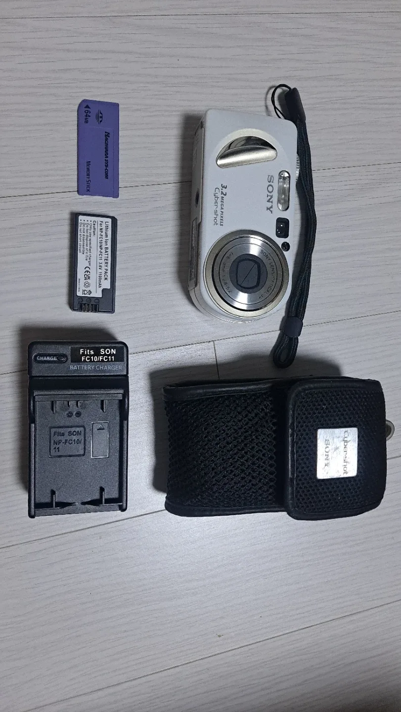 뉴진스 혜인 디카 빈티지 소니 DSC-P8 백색 white