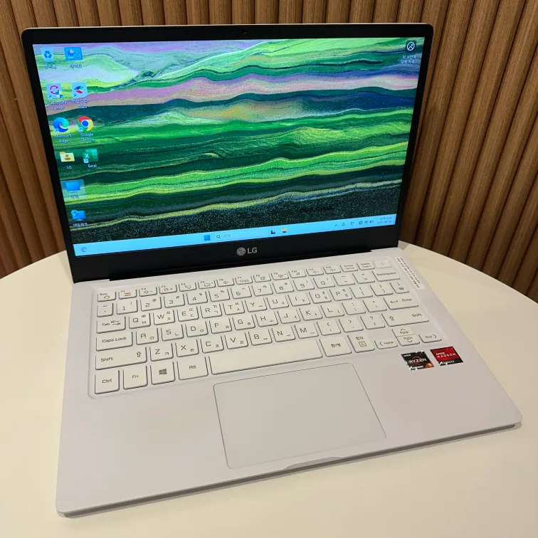 2022년 구매한 13인치 LG 사무 휴대용 노트북