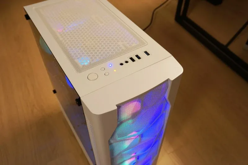 새제품 게이밍pc 라이젠7 5700 32g rtx5060