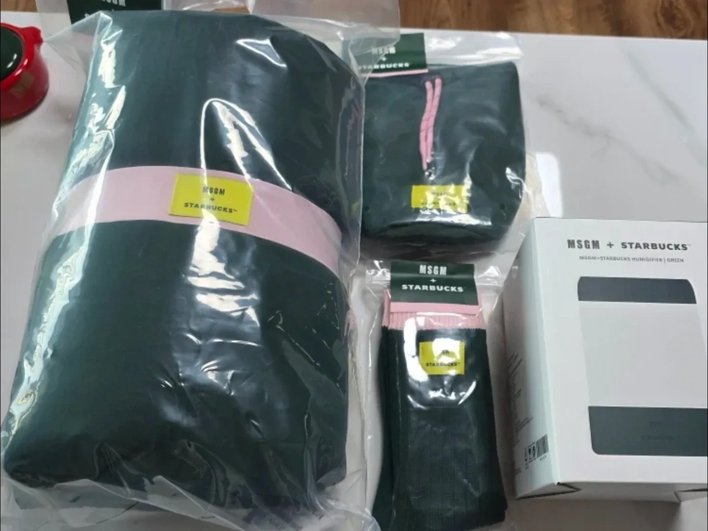 MSGM+스타벅스 콜라보 가습기, 담요, 파우치, 양말 세트