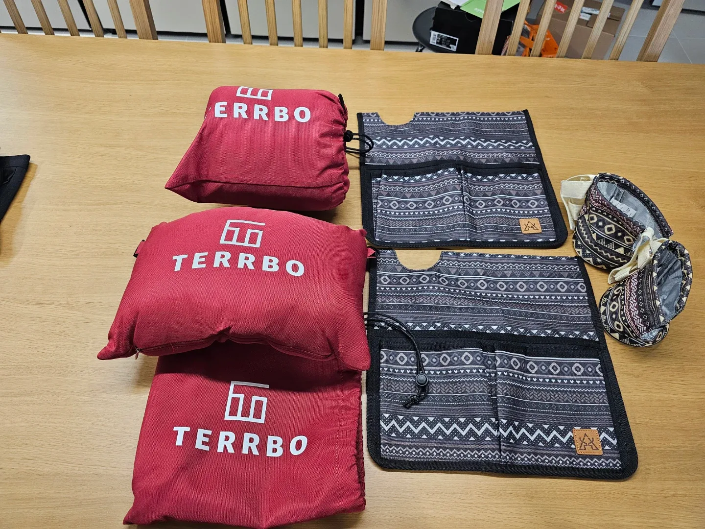 테르보 캠핑 베개, 테이블 정리 포켓, 컵홀더 세트(새상품)