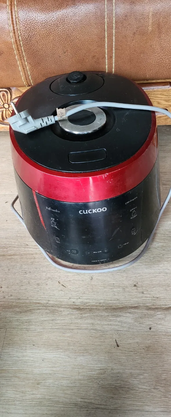 쿠쿠 10인용 열판압력밥솥(CRP-P107FR) 깨끗하고 작동 잘 돼요!