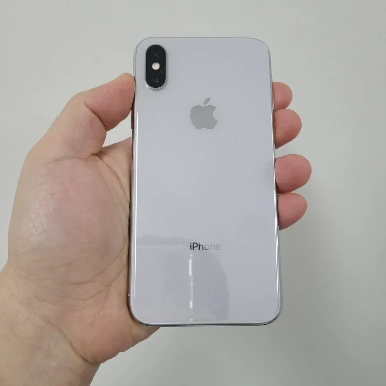 배터리 100% 아이폰 XS 64기가 실버 팝니다.