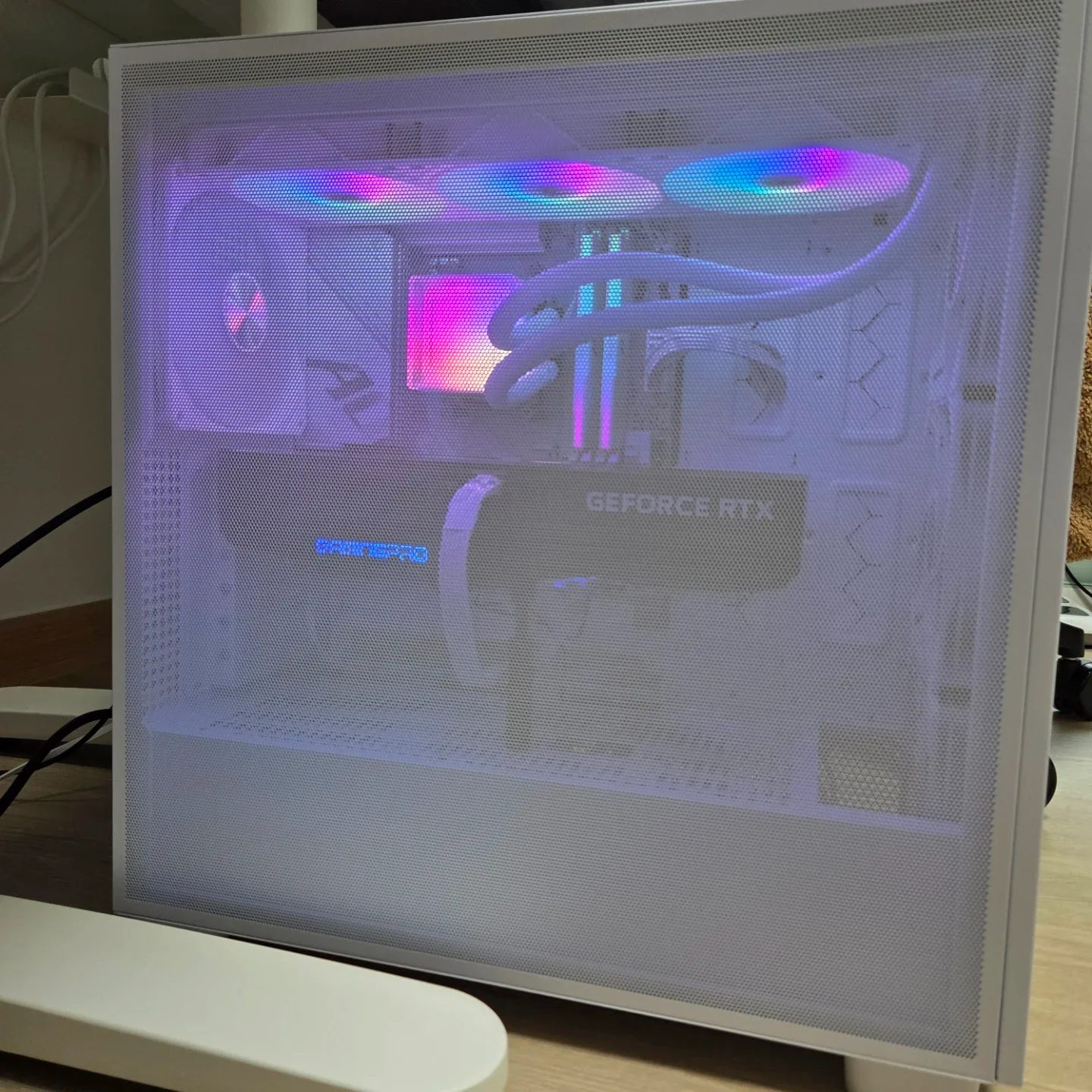 9800X3D + RTX 5080 화이트&블랙 투톤 감성 게이밍 본체 PC 컴퓨터 (전 부품 풀박스 보유)