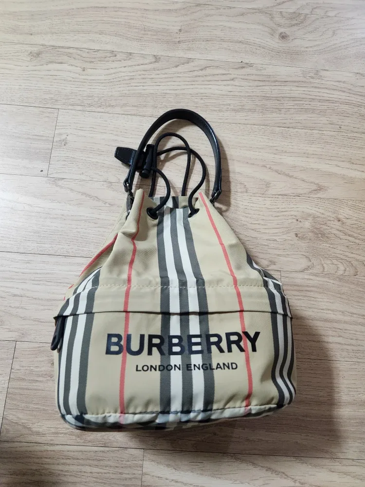 버버리 포이베 버킷백