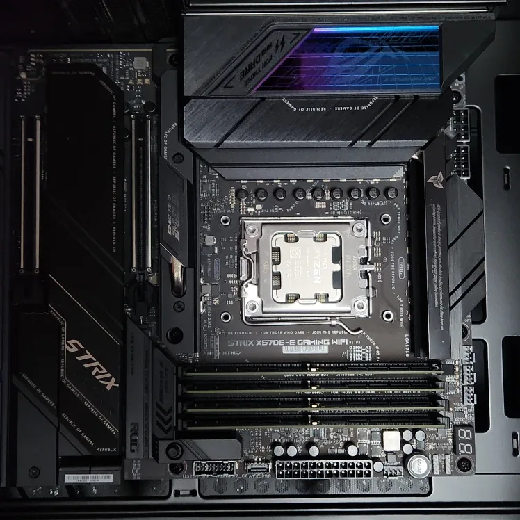 ASUS ROG STRIX X670E-E GAMING WIFI STCOM