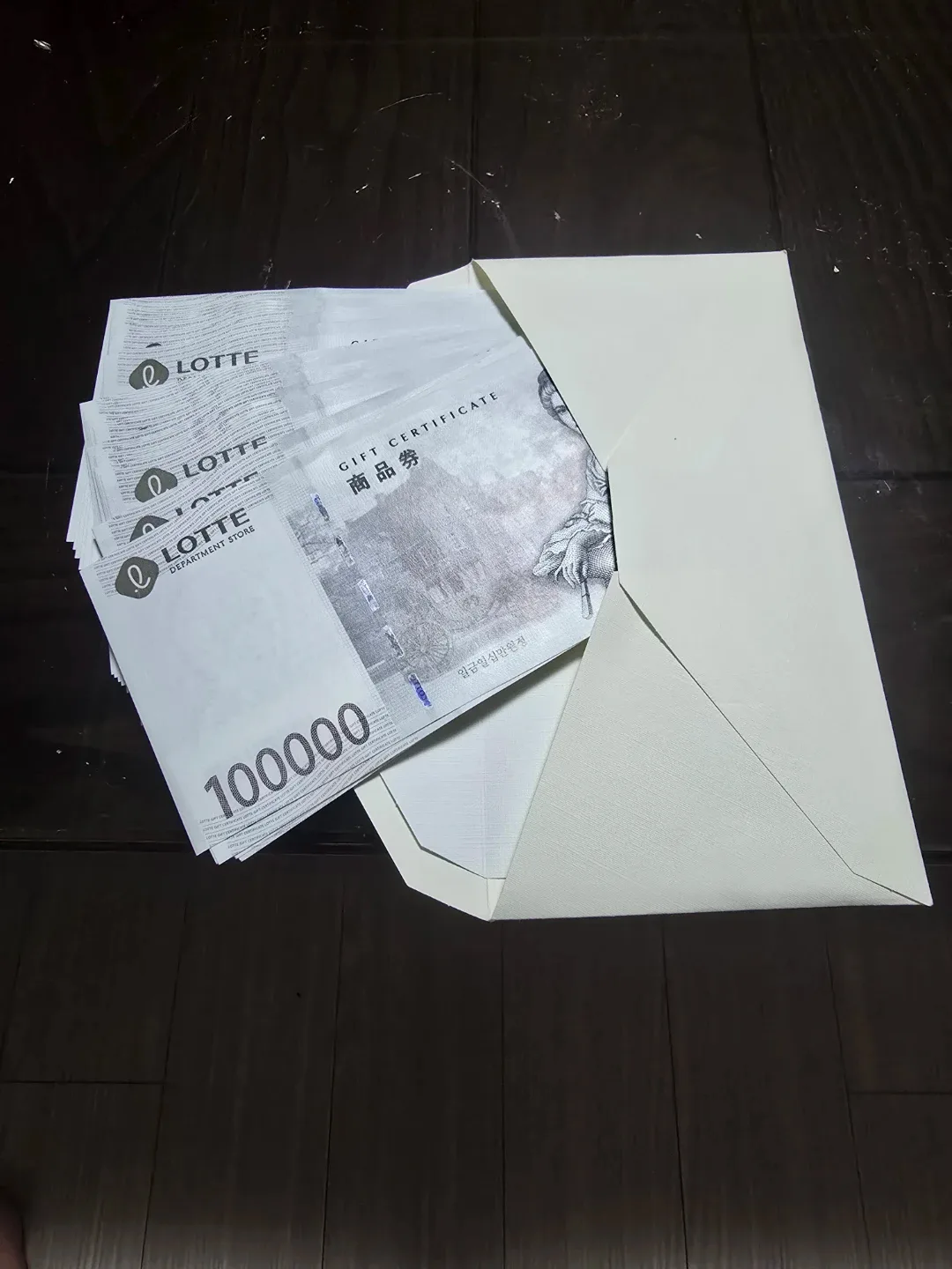 롯데백화점 상품권 (저)을 현대상품권 (님) 이나 신세계상품권 (님) 으로 교환하기를 원 합니다