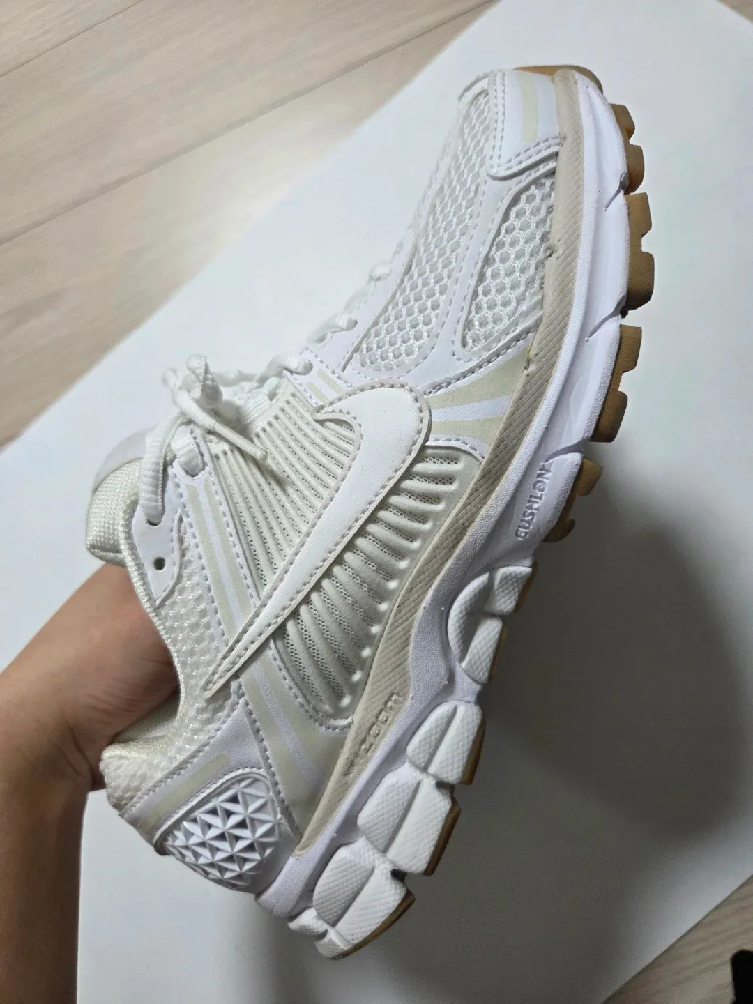 나이키 줌 보메로 5 흰색 운동화