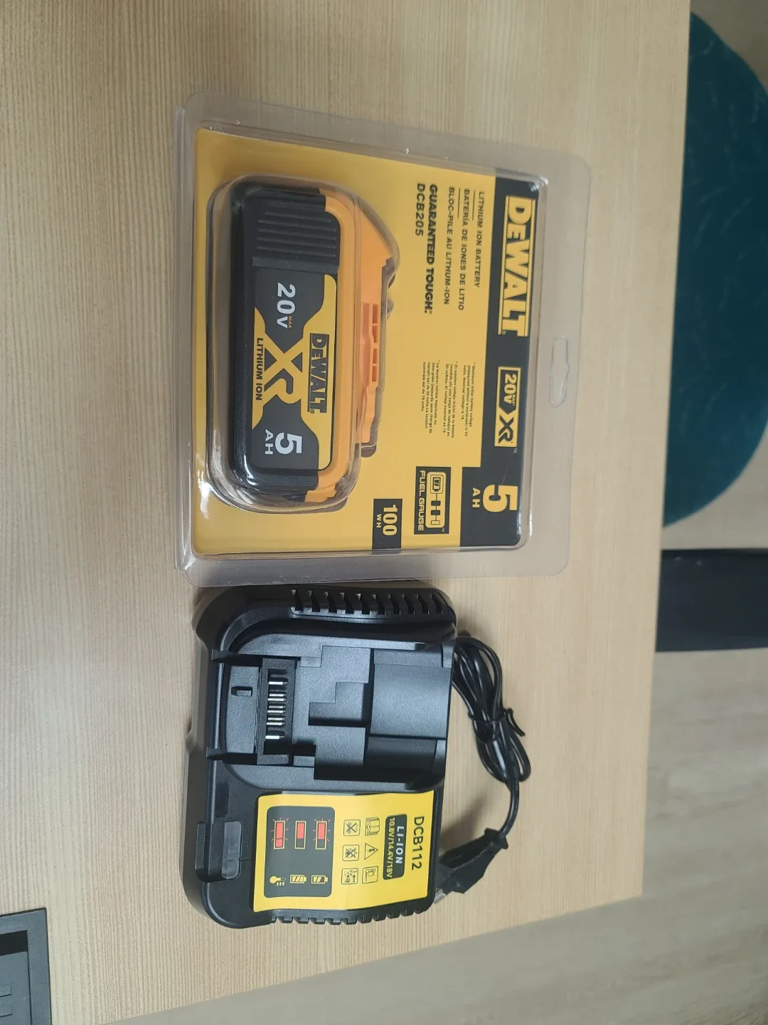 20V MAX 5Ah 배터리+충전기 새제품