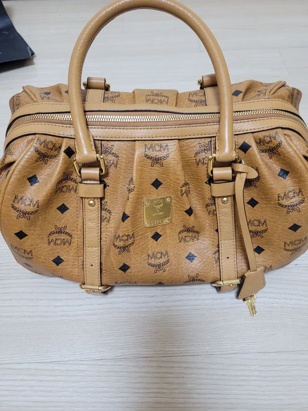 MCM 비세토스 보스턴백