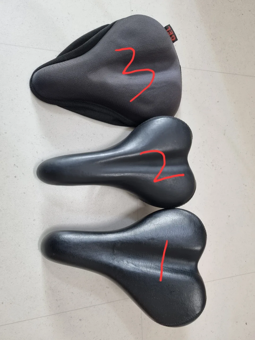 자전거 안장 3개