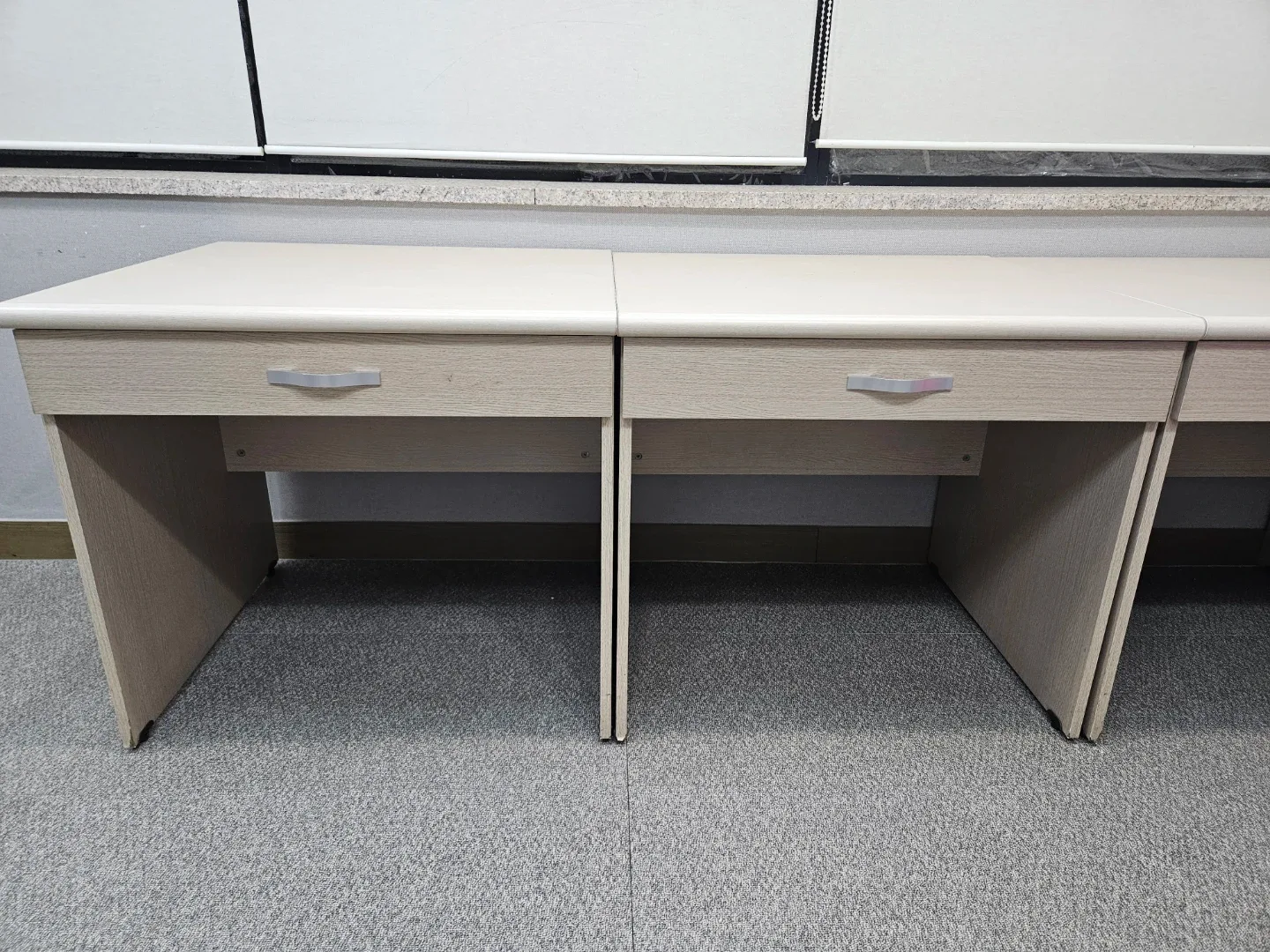 아이보리 색상 책상