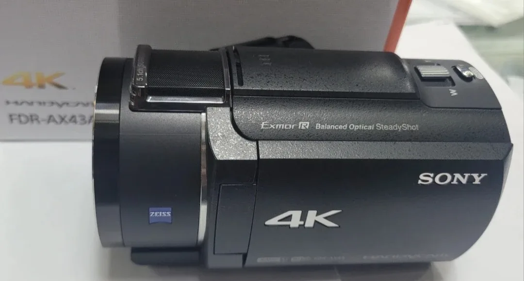 소니4k 디지탈캠코더 ax43a.  신품동일수준 박스채 팝니다  .