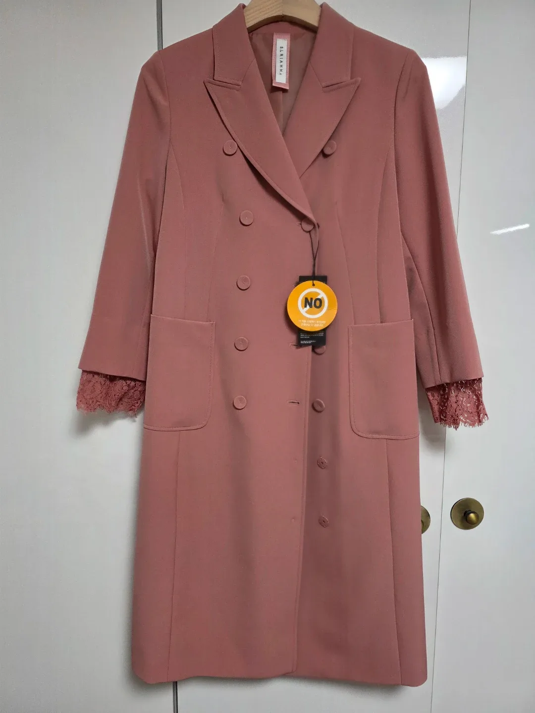 (새상품)에셀리아 핑크 레이스 소매 트렌치코트