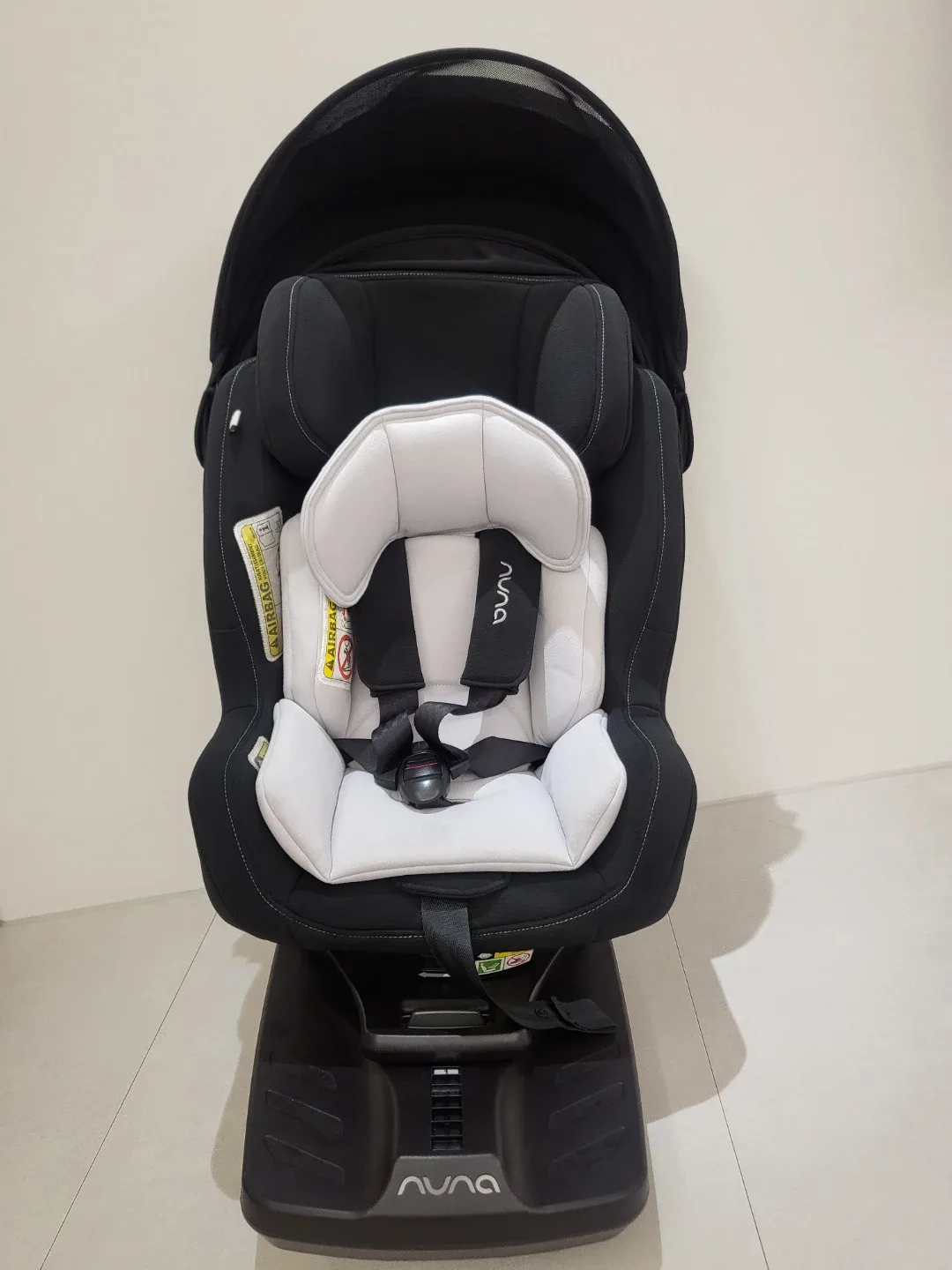 뉴나 REBL 회전형 카시트 블랙