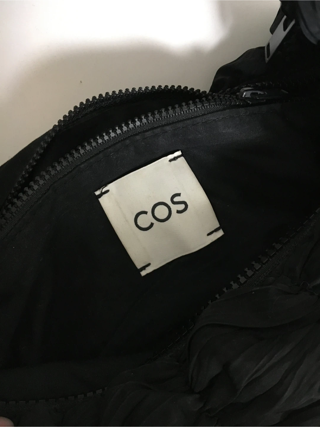 COS 코스 리플 크로스바디백 블랙 발매가 115,000 착샷 O | 여성잡화 | 당근 중고거래