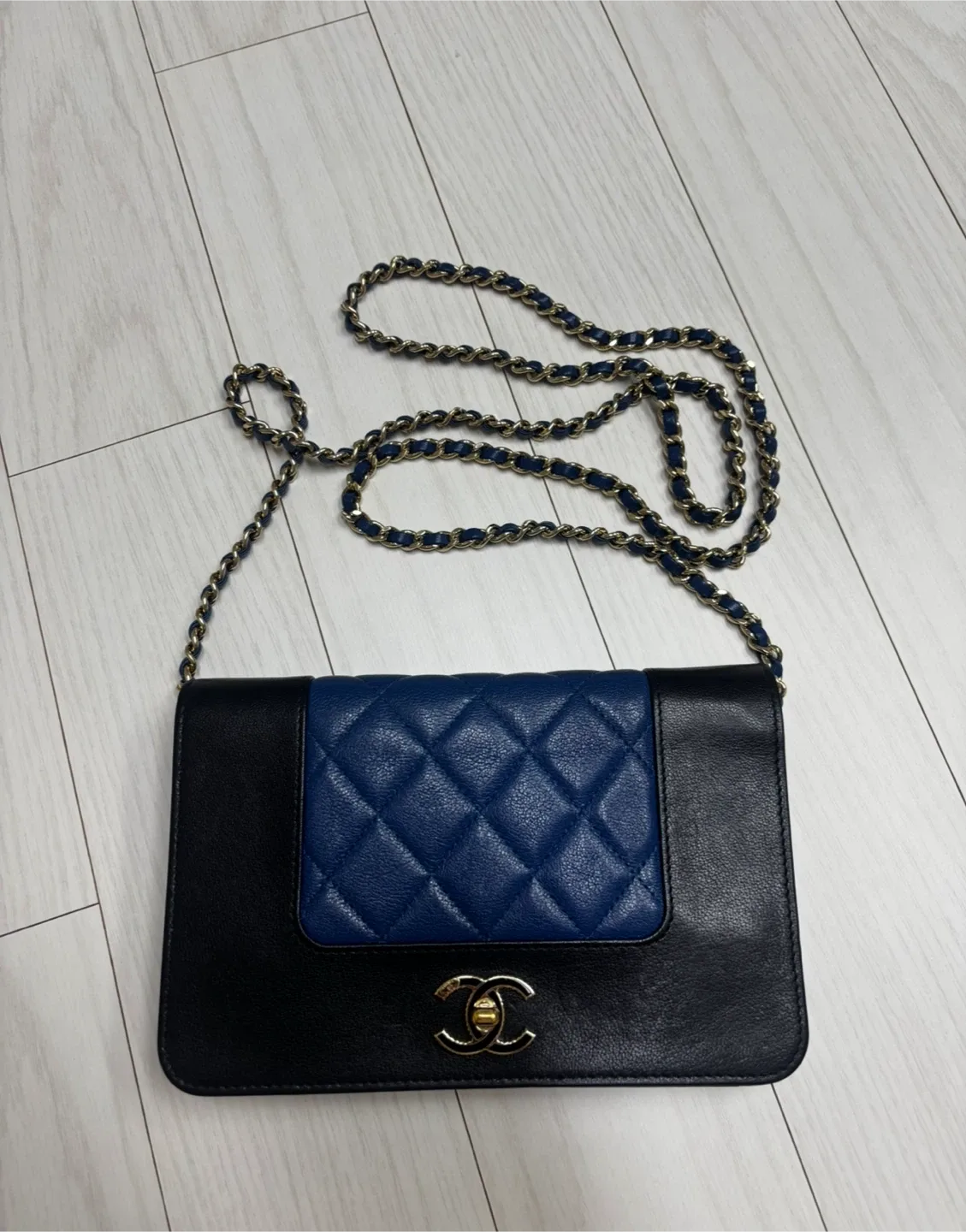 샤넬 마드모아젤 WOC 체인 크로스백 블랙/블루