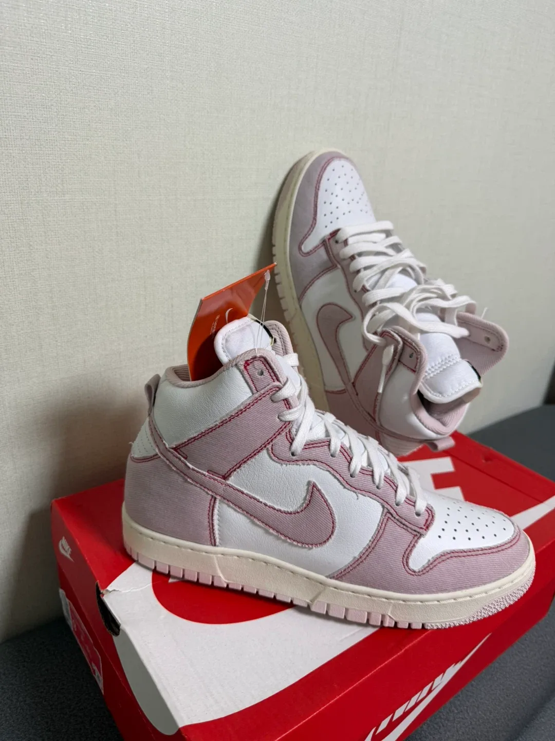 나이키 덩크 하이 1985 베얼리 로즈 DQ8799-100 운동화 새상품 판매합니다.