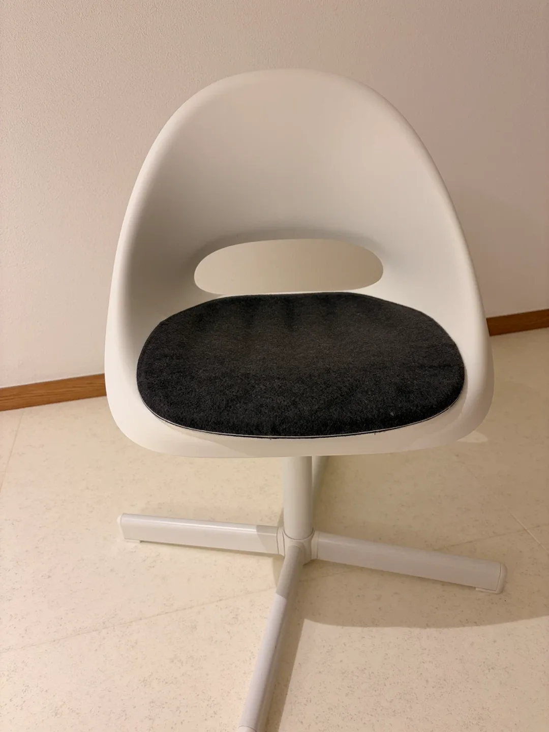 이케아 로베리에트 회전 의자